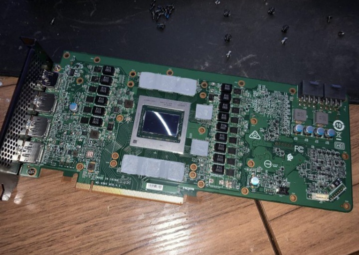 تصاویر گرافیک RX 6800 XT OEM دِل طراحی نه چندان جذاب آن را نشان می‌دهند