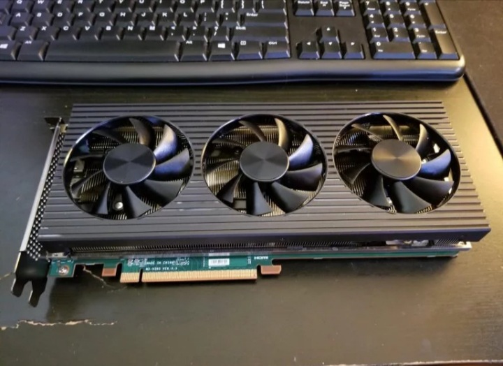 تصاویر گرافیک RX 6800 XT OEM دِل طراحی نه چندان جذاب آن را نشان می‌دهند