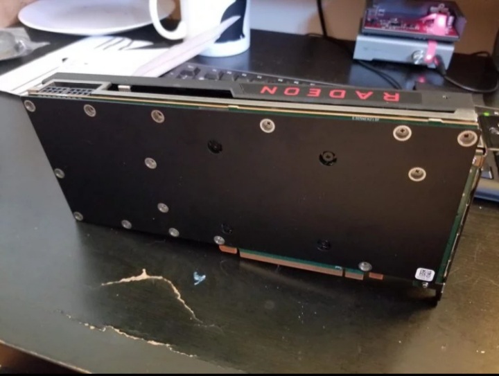 تصاویر گرافیک RX 6800 XT OEM دِل طراحی نه چندان جذاب آن را نشان می‌دهند