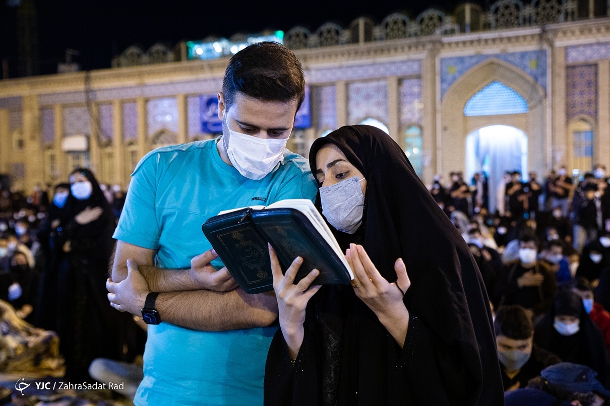 عکس/ راز و نیاز جوانان در دومین شب قدر رمضان الکریم 