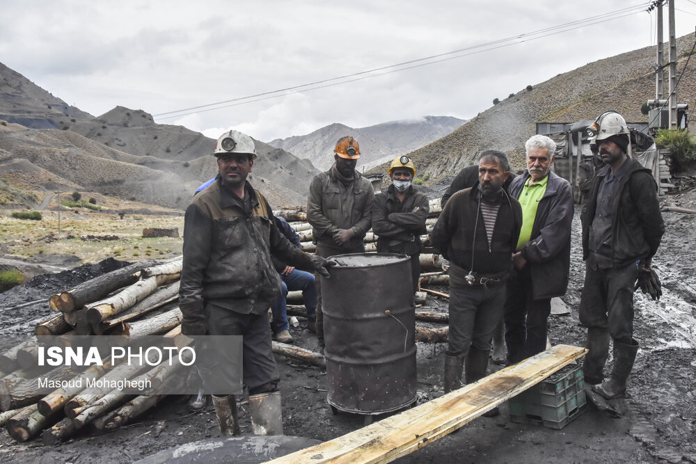 عکس/ چهارمین روز عملیات جستجوی کارگران محبوس در معدن