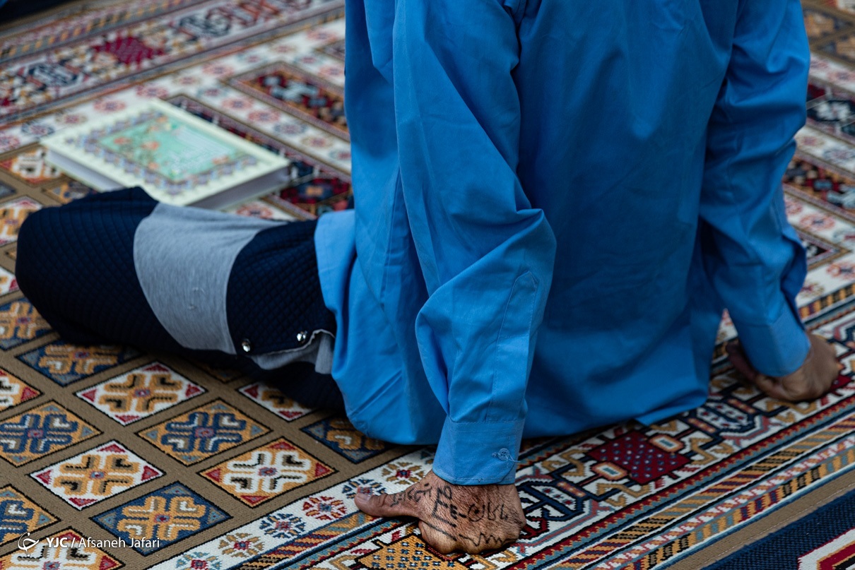 عکس/ اشک و تمنا زیر سایه قرآن در زندان مرکزی بوشهر 