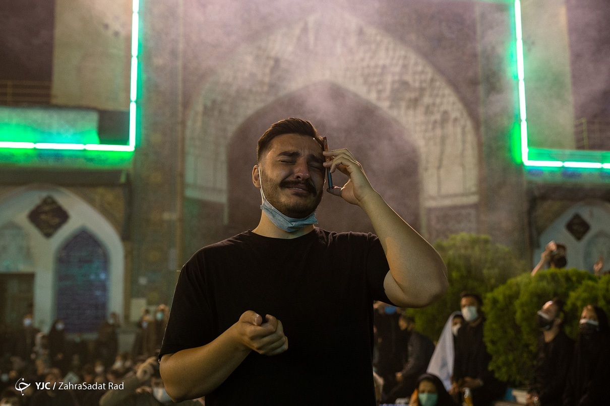 عکس/ راز و نیاز جوانان در دومین شب قدر رمضان الکریم 