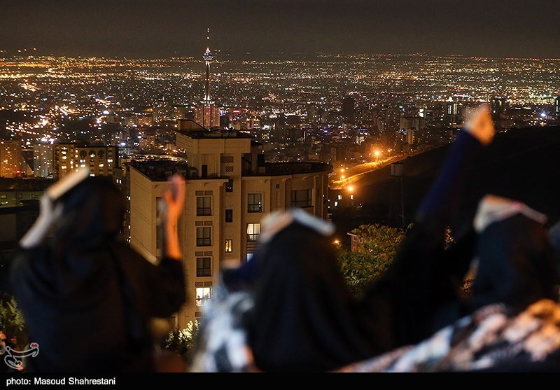 عکس/ تمنا در شب شهادت حضرت امیرالمومنین (ع) زیر آسمان فراخ کهف الشهدا
