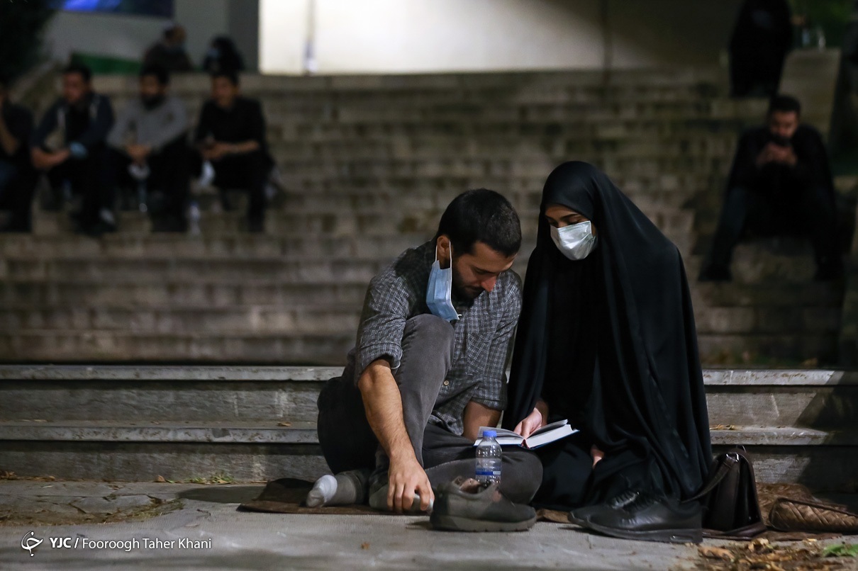 عکس/ راز و نیاز جوانان در دومین شب قدر رمضان الکریم 