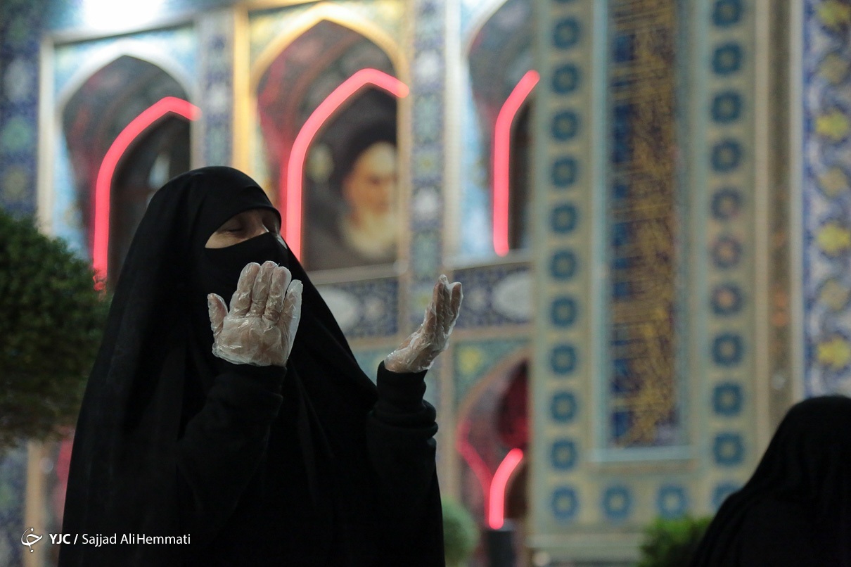 عکس/ راز و نیاز جوانان در دومین شب قدر رمضان الکریم 