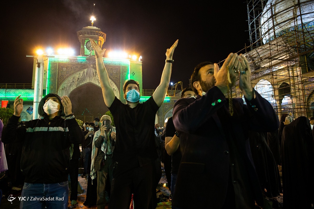 عکس/ راز و نیاز جوانان در دومین شب قدر رمضان الکریم 