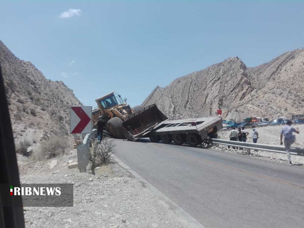 واژگونی تریلر حامل لودر در جاده قیروکارزین به فیروزآباد