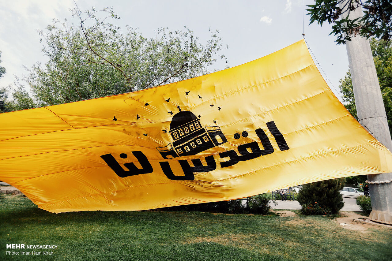 اهتزاز پرچم «القدس لنا» در همدان