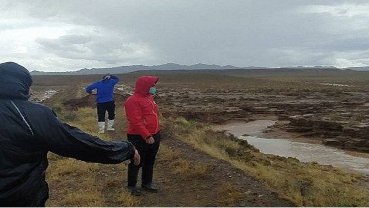 نجات خانواده گرفتار در سیل باخرز