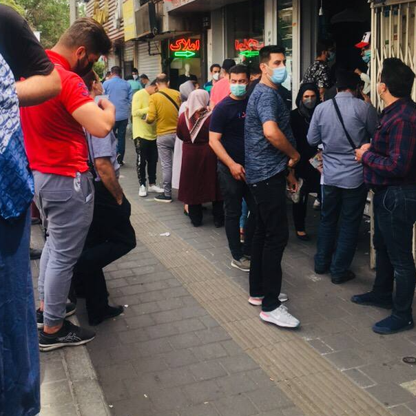صف فروش دلار مقابل صرافی‌های تهران