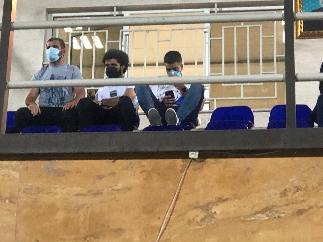 دو بازیکن استقلال تماشاگران ویژه بازی چوکا - هوادار