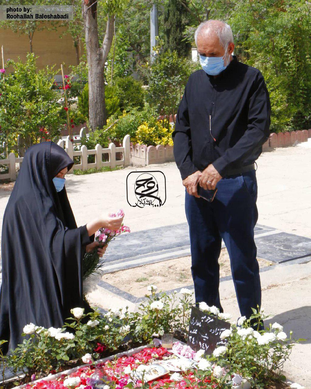 چهره ها/ خواهر و پدر آزاده نامداری سر مزار آزاده 