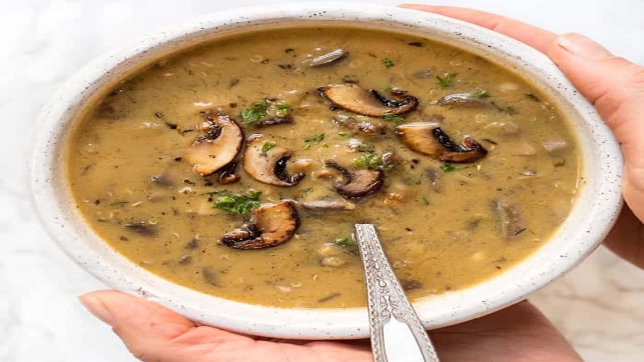 طرز تهيه سوپ گندم سياه خامه‌اي با قارچ