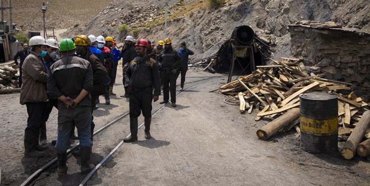 دلجویی استاندار سمنان از خانواده جانباختگان معدن طزره