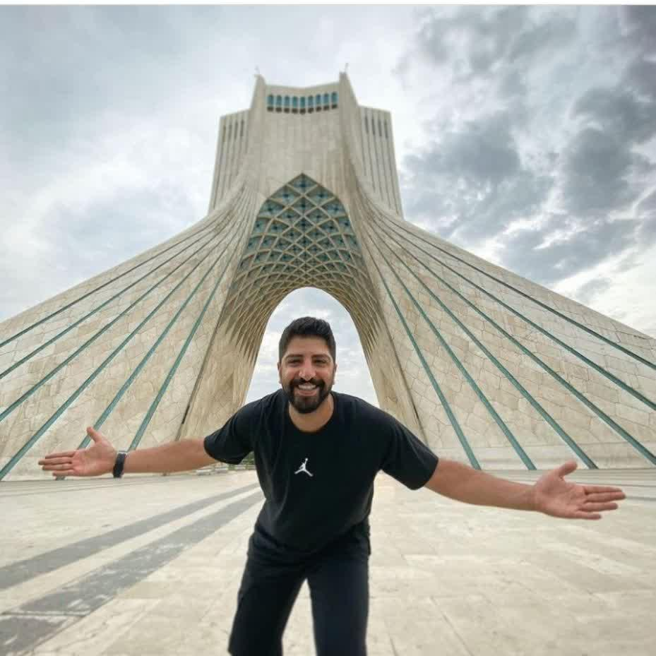 چهره ها/ عکس یادگاری زانیار خسروی در میدان آزادی