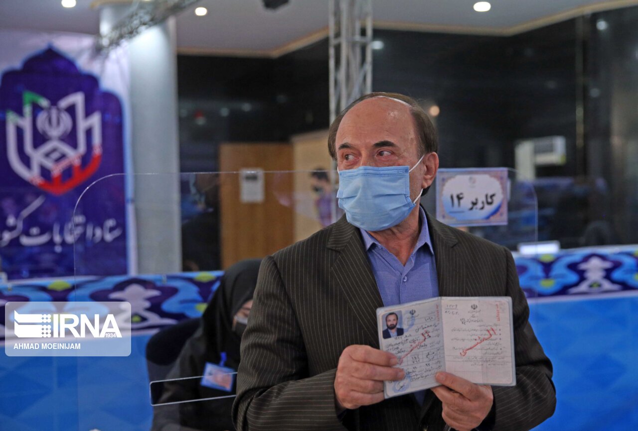 عکس/ ثبت نام وزیر احمدی نژاد در انتخابات