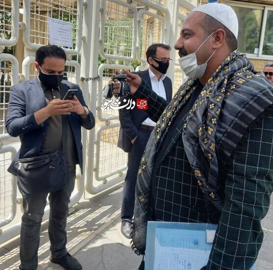 عکس/ نامزدی که برای ثبت نام با ریموت به جای کلید آمد