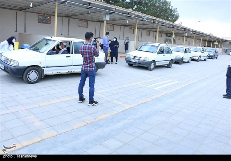 واکسیناسیون خودرویی کرونا در آران‌وبیدگل به روایت تصویر