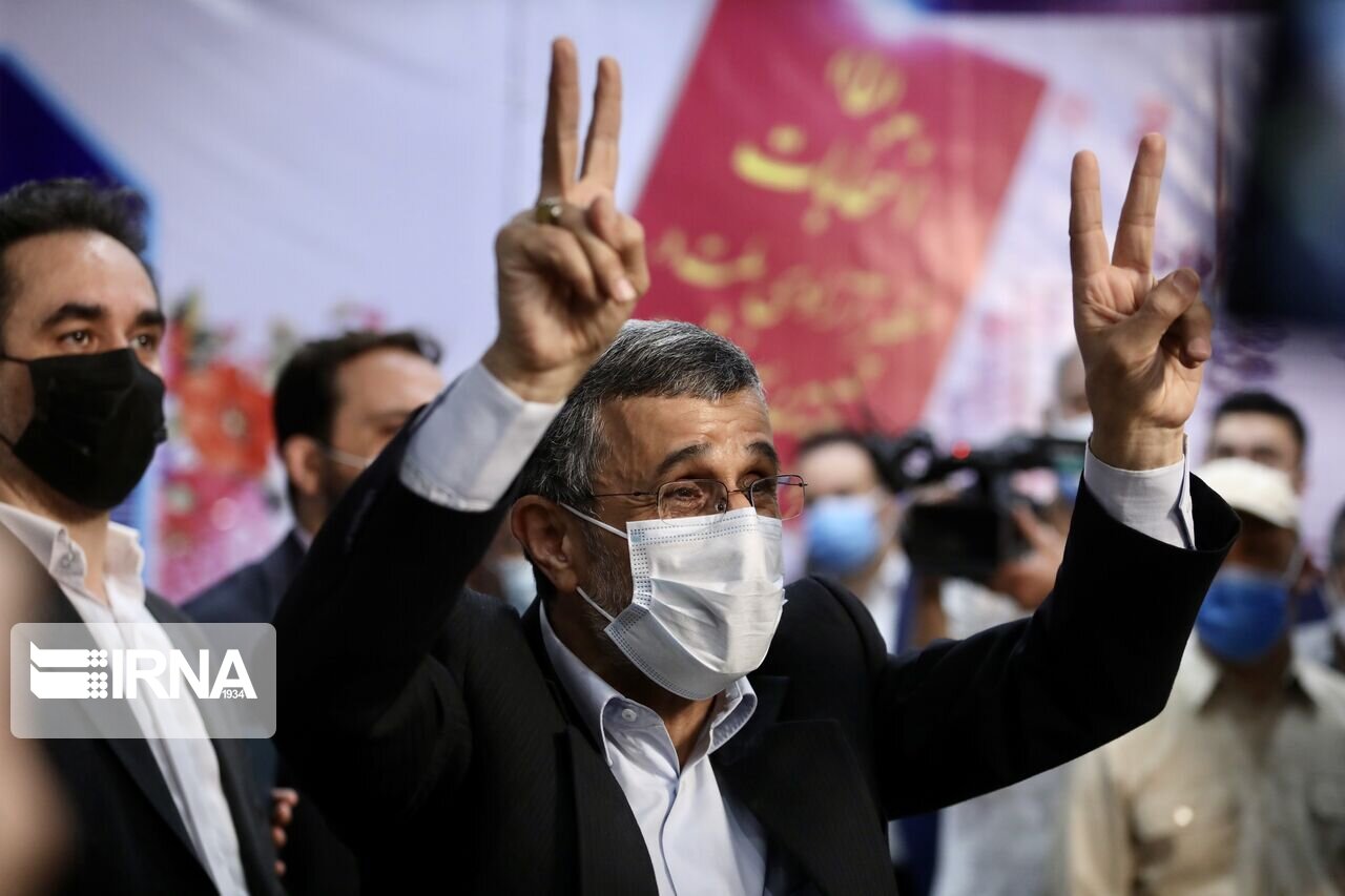 احمدینژاد با توپ پُر آمد