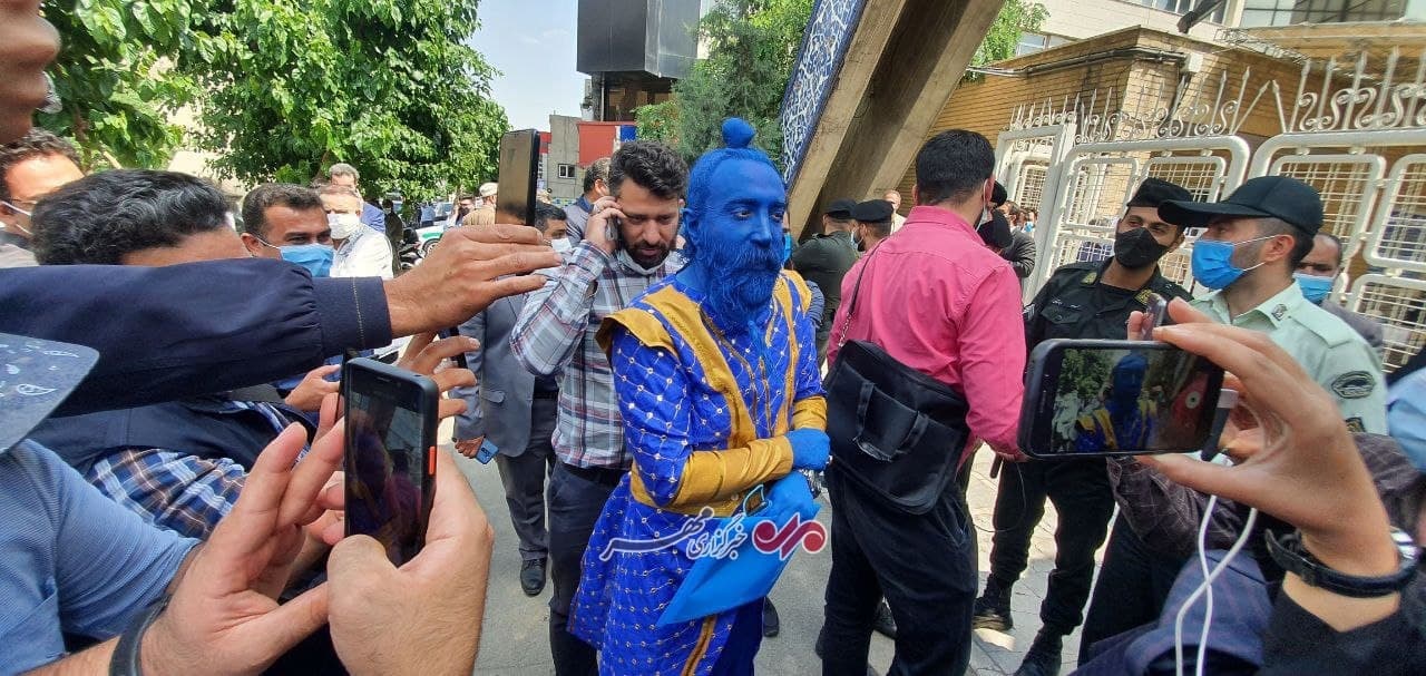 عکس/ حضور فردی خاص با شکل و شمایل عجیب در بیرون از ستاد انتخابات کشور!