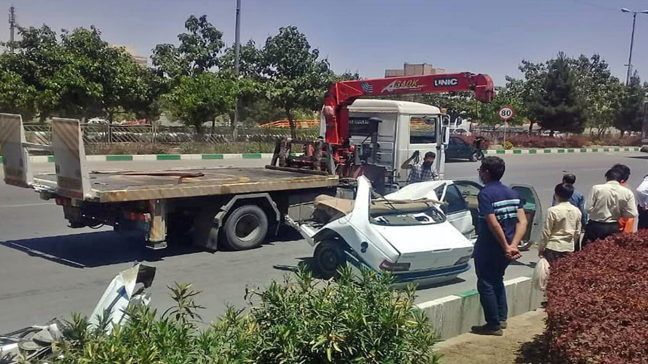 دو نیم شدن پژوه ۴۰۵ در تصادف بزرگراه بسیج مشهد