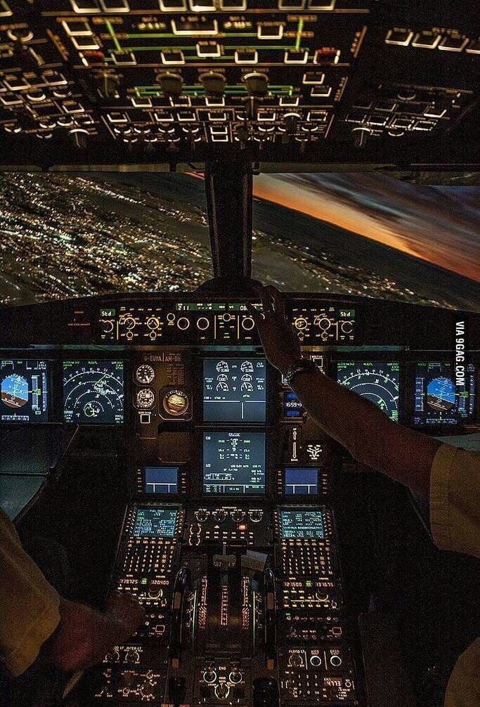 تصویری زیبا از داخل کابین هواپیما در شب