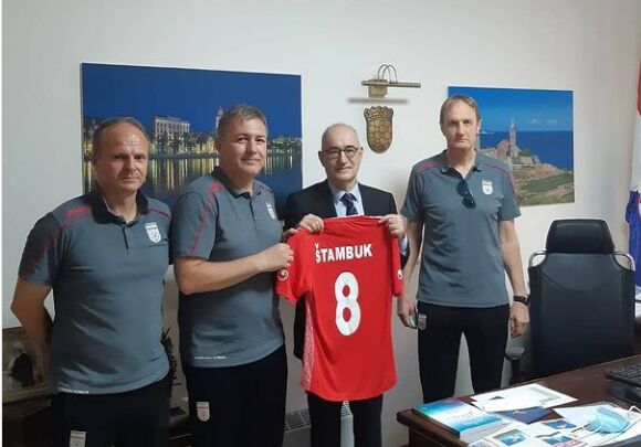 پیراهن شماره 8 تیم ملی به سفیر کرواسی رسید!