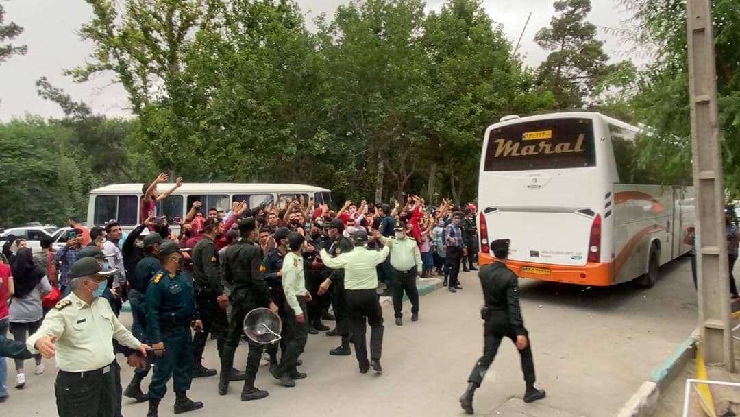 خروج بی دغدغه پرسپولیس از هتل اصفهان 