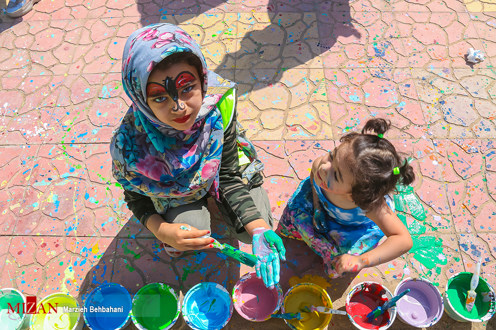 رنگ آمیزی و نقاشی دیوار توسط کودکان اوتیسم در آبادان