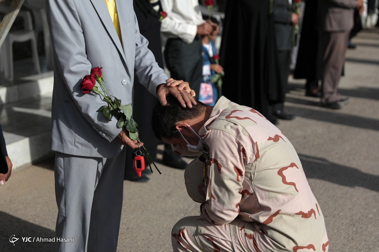 عکس/ ادای احترام به والدین در جشن دانش آموختگی مرزبانی