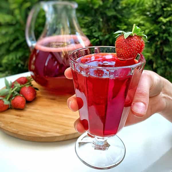 طرز تهيه شربت توت فرنگي خوشرنگ و مجلسي در منزل