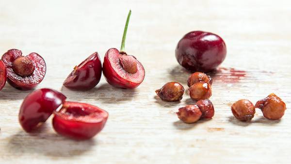 آموزش بهترین روش هسته گیری آلبالو در خانه