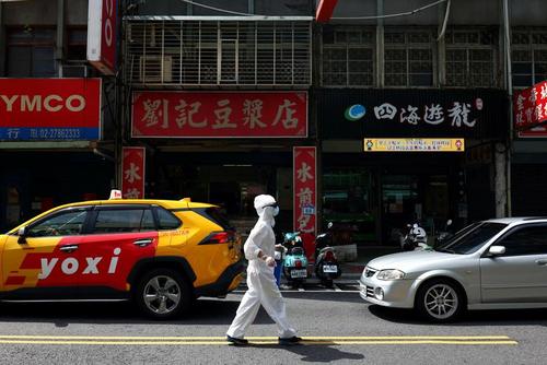 پیاده روی با لباس محافظ از ویروس کرونا در تایوان!