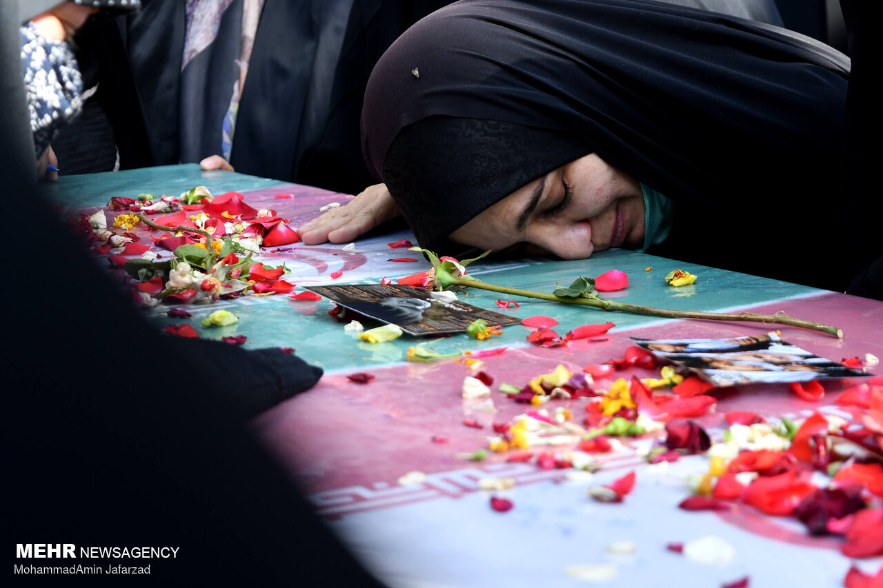 خاکسپاری دو شهید گمنام دفاع مقدس در بوستان اندیشه