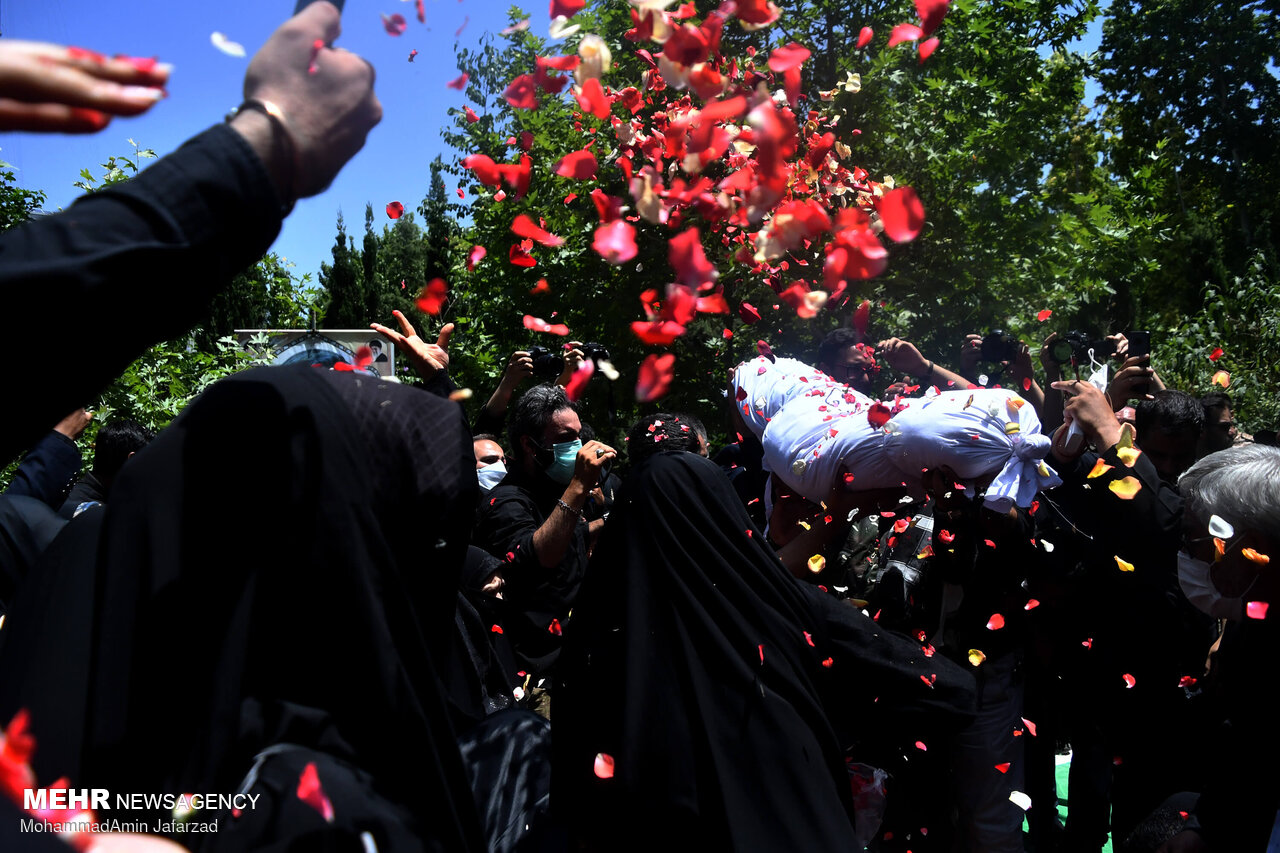 خاکسپاری دو شهید گمنام دفاع مقدس در بوستان اندیشه