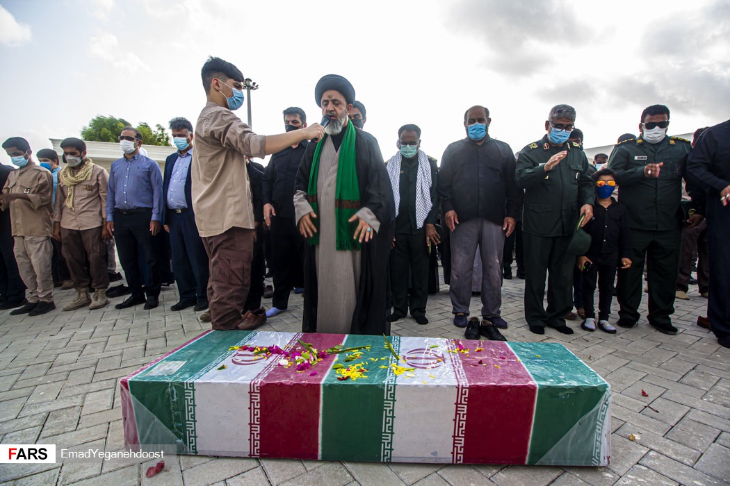 خاکسپاری پیکر پاک یک شهید گمنام در بندرعباس