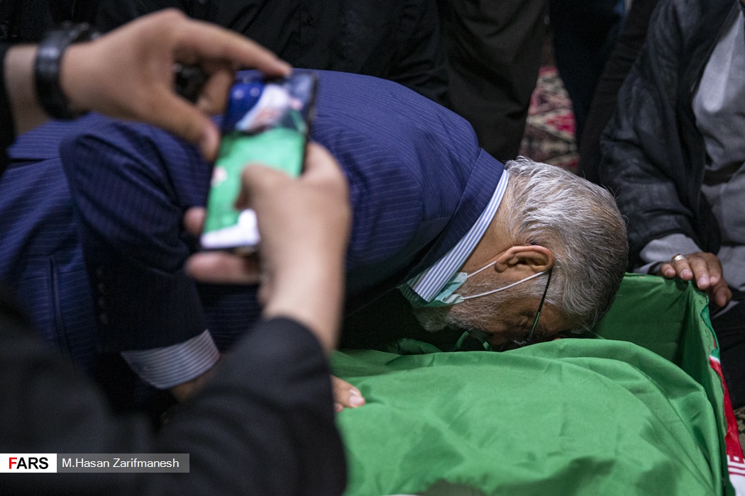 عکس/ لحظه وداع فرزندان با پدر