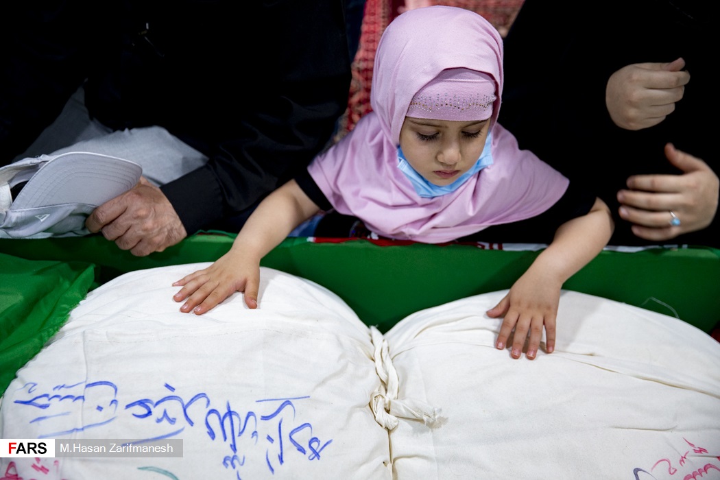 عکس/ لحظه وداع فرزندان با پدر