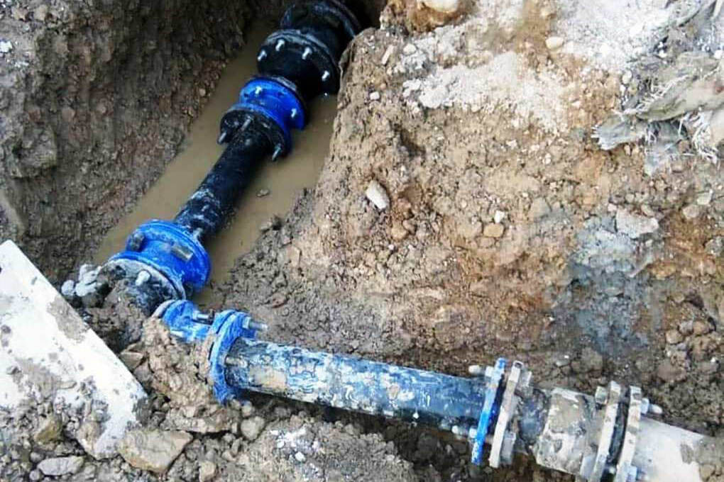 تعمیر شکستگی خط انتقال آب به خمیر به دلیل باتلاقی بودن رودخانه کند است