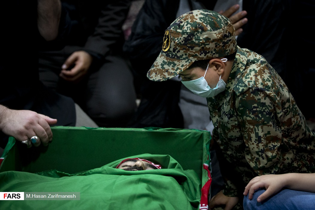 عکس/ لحظه وداع فرزندان با پدر