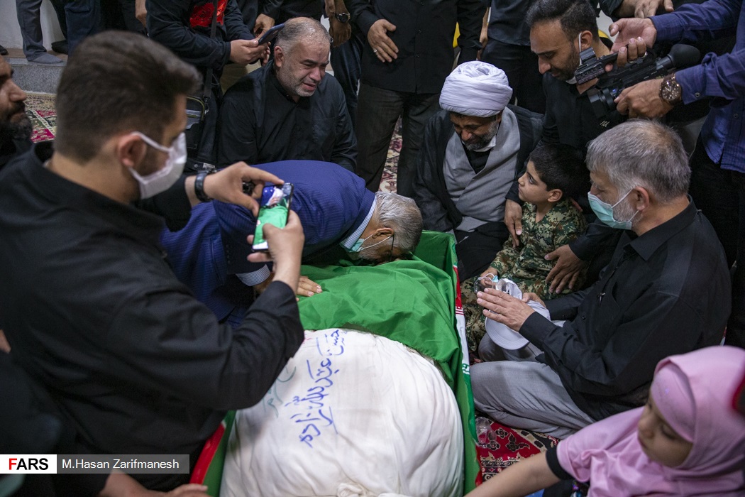 عکس/ لحظه وداع فرزندان با پدر