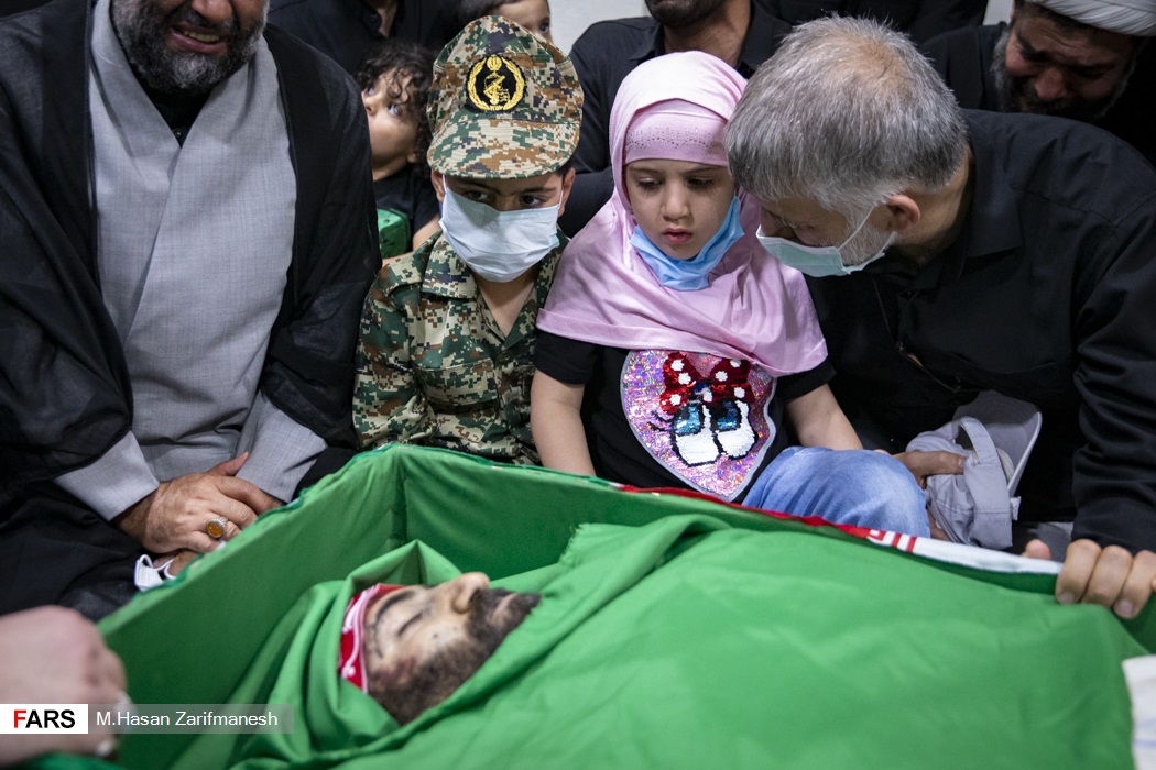 عکس/ لحظه وداع فرزندان با پدر