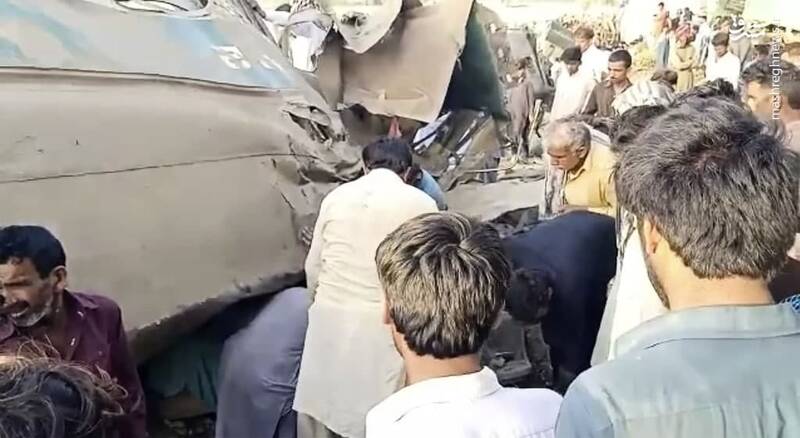 عکس/ برخورد مرگبار دو قطار مسافربری در پاکستان