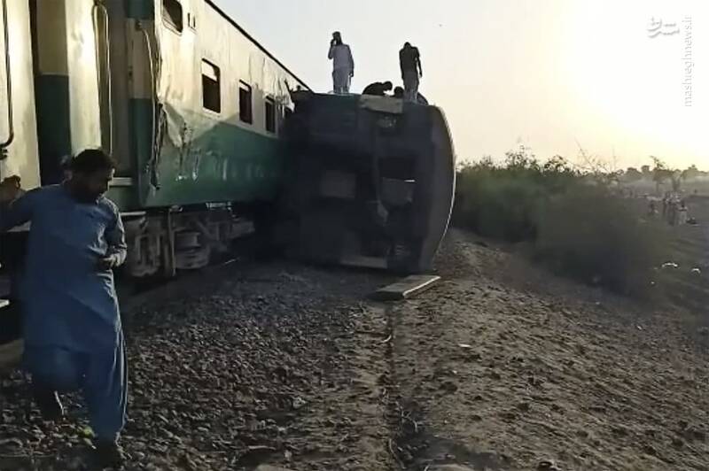 عکس/ برخورد مرگبار دو قطار مسافربری در پاکستان