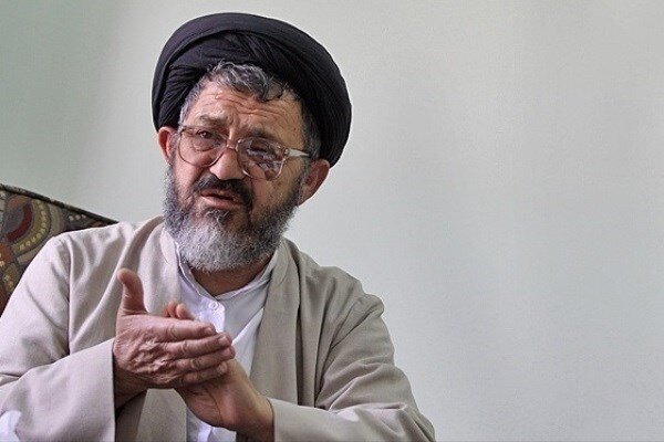 اکرمی: کاندیداها با چه رویی به مردم وعدههای آنچنانی میدهند؟