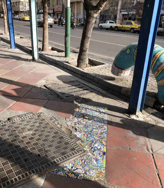 ترمیم سنگ فرش پیاده رو با کاشی های رنگی