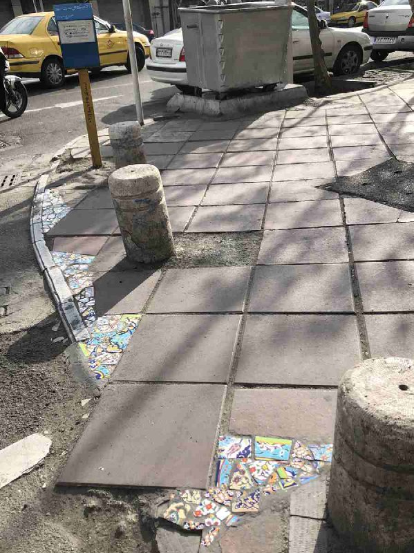 ترمیم سنگ فرش پیاده رو با کاشی های رنگی