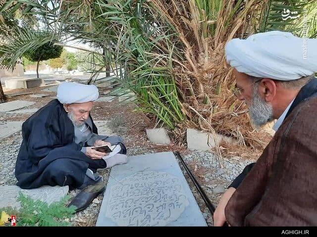 آیت الله ناصری بر سر مزار پدر بزرگ خود در تخت فولاد اصفهان