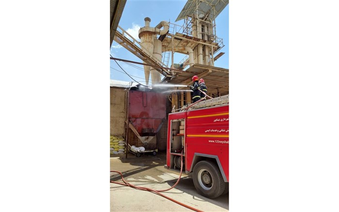انفجار غبارات گندم در کارخانه آرد نیشابور موجب آتشسوزی شد
